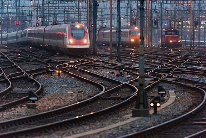 Tåg som åker på en bangård